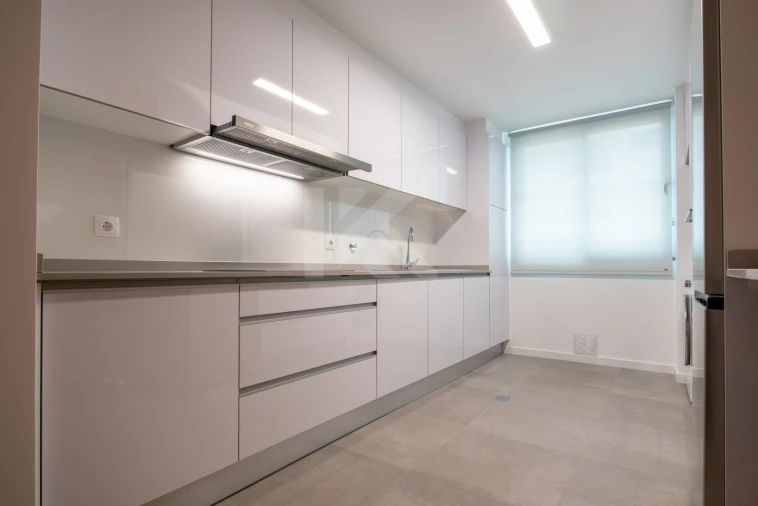 Apartamento T1 para Arrendamento em São Martinho Foto 10