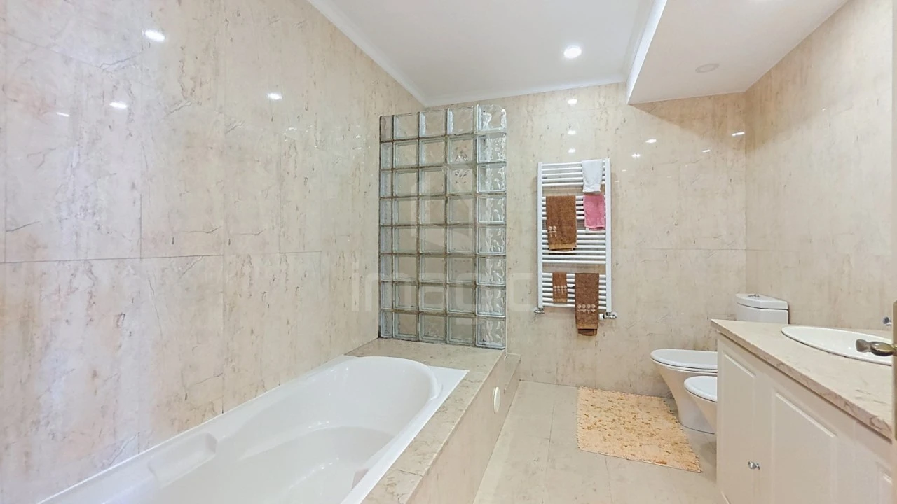 Moradia T4 para Venda em Encarnação Foto 28