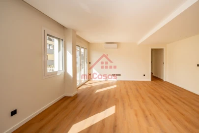 Apartamento T2 para Arrendamento em Santa Maria, São Pedro e Matacães