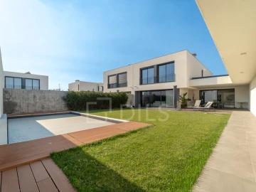 Moradia T4 para Venda em Gulpilhares e Valadares