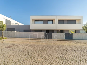 Moradia T4 para Venda em Gulpilhares e Valadares