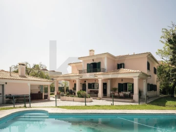 Moradia T5 para Venda em Laranjeiro e Feijó