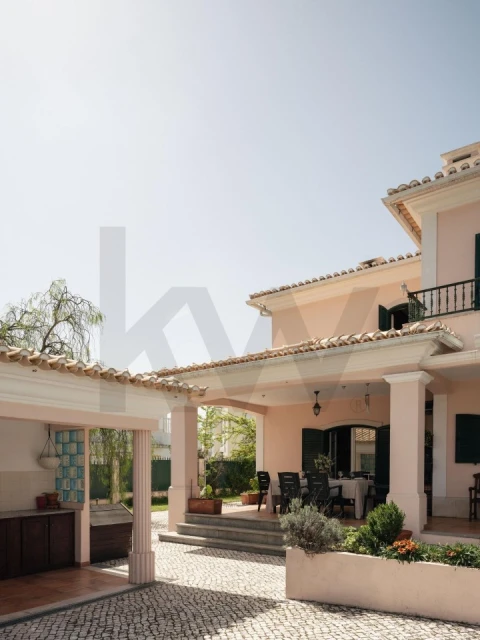 Moradia T5 para Venda em Laranjeiro e Feijó