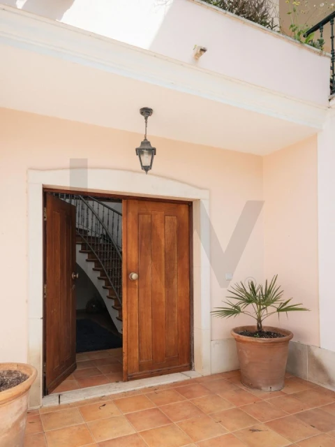 Moradia T5 para Venda em Laranjeiro e Feijó