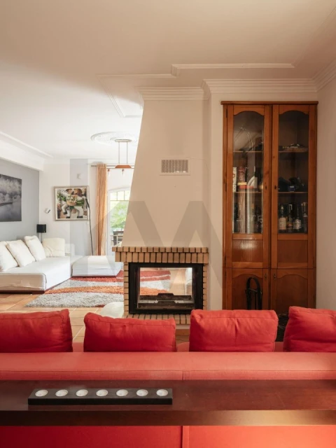 Moradia T5 para Venda em Laranjeiro e Feijó