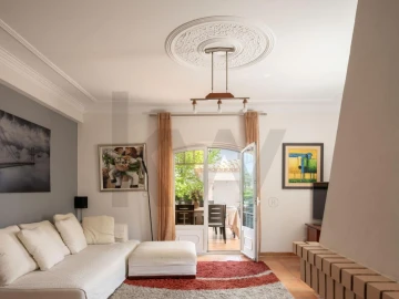 Moradia T5 para Venda em Laranjeiro e Feijó