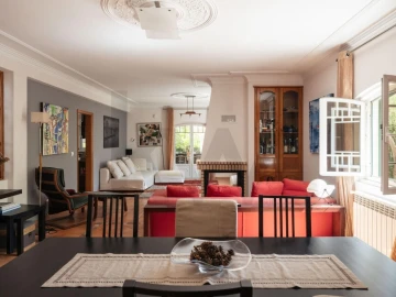 Moradia T5 para Venda em Laranjeiro e Feijó