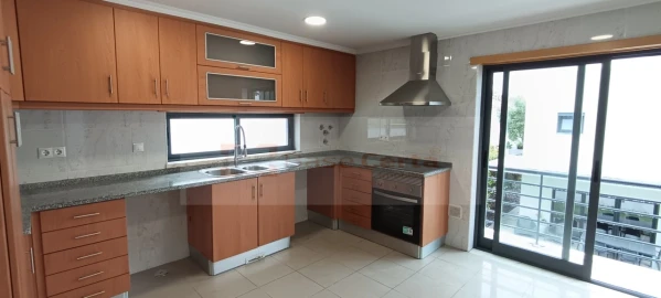 Moradia T5 para Venda em Laranjeiro e Feijó