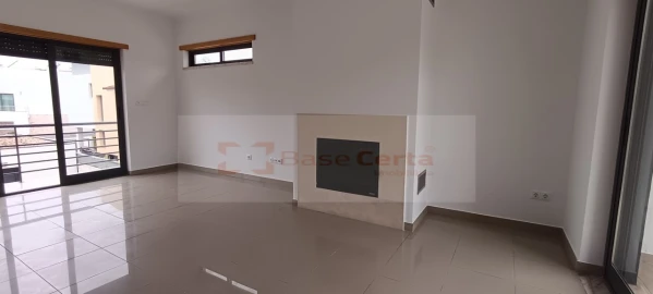 Moradia T5 para Venda em Laranjeiro e Feijó