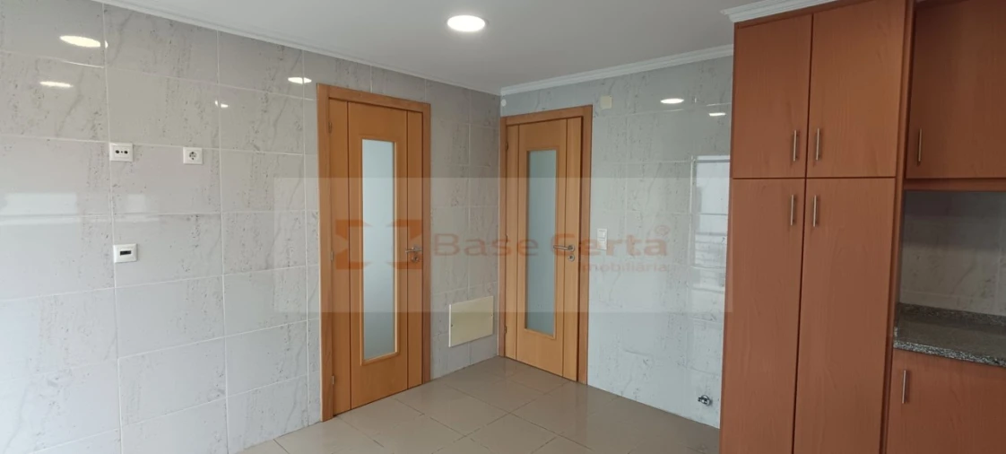 Moradia T5 para Venda em Laranjeiro e Feijó Foto 5