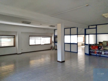 Armazém para Arrendamento em Maceda