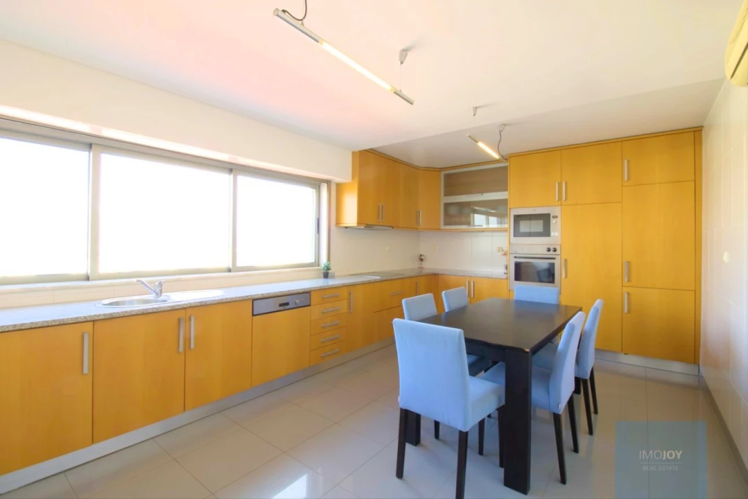 Apartamento T4 para Venda em Portimão Foto 9