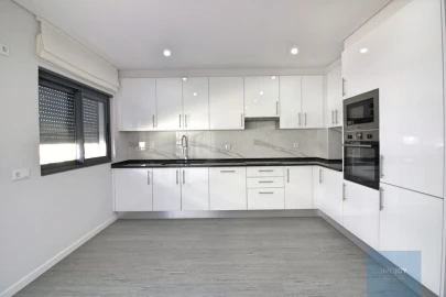 Apartamento T3 para Venda em Quelfes