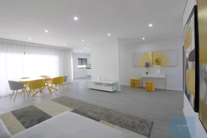 Apartamento T3 para Venda em Quelfes