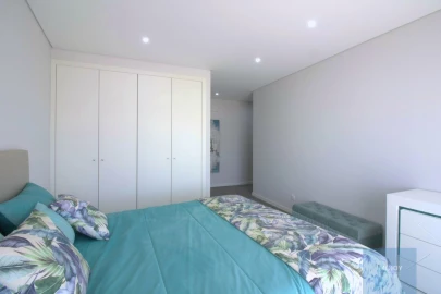 Apartamento T3 para Venda em Quelfes