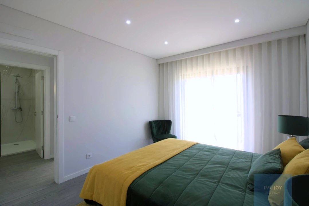 Apartamento T4 para Venda em Quelfes Foto 25