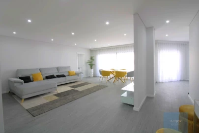 Apartamento T4 para Venda em Quelfes