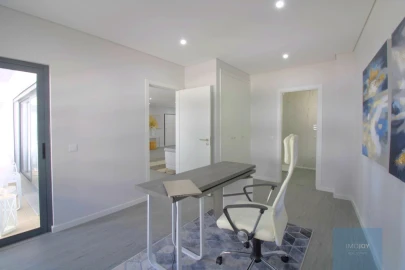 Apartamento T4 para Venda em Quelfes
