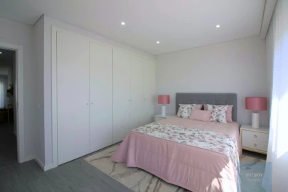 Apartamento T4 para Venda em Quelfes