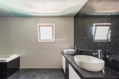 Moradia T5 para Venda em São Domingos de Rana