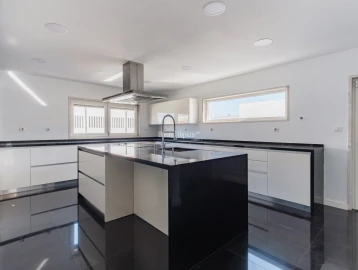 Moradia T5 para Venda em São Domingos de Rana