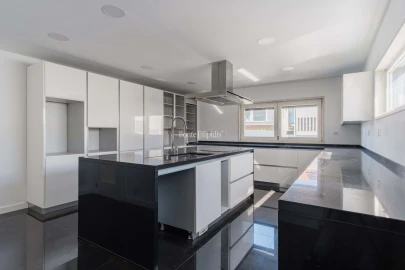 Moradia T5 para Venda em São Domingos de Rana