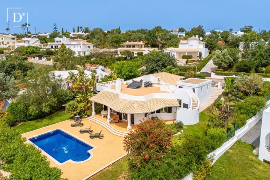 Moradia T4 para Venda em Albufeira e Olhos de Água Foto 1