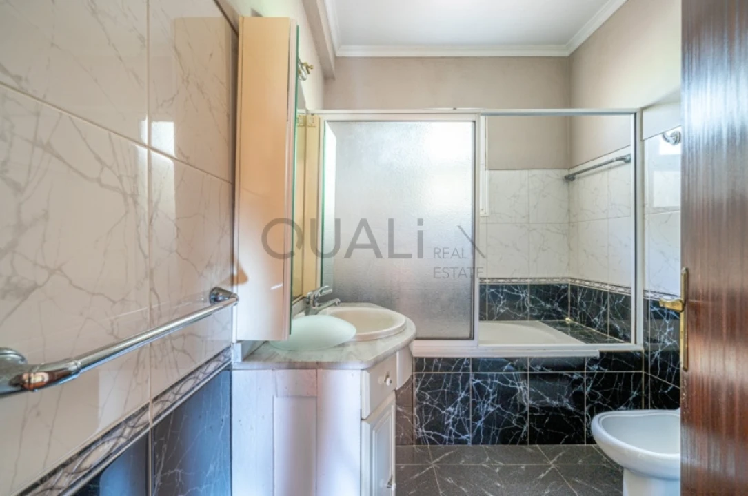 Moradia T3 para Venda em Estreito de Camara de Lobos Foto 8