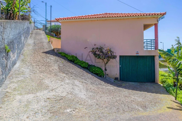 Moradia T3 para Venda em Estreito de Camara de Lobos Foto 23