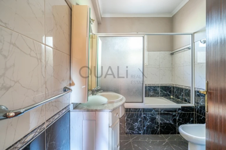 Moradia T3 para Venda em Estreito de Camara de Lobos Foto 8