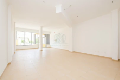 Loja para Venda em Torres Novas (Santa Maria, Salvador e Santiago)