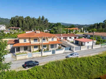 Moradia T4 para Arrendamento em Vila Verde e Barbudo