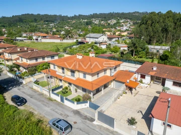 Moradia T4 para Arrendamento em Vila Verde e Barbudo