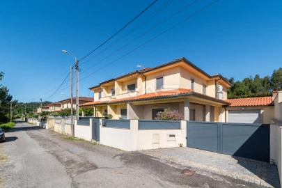Moradia T4 para Arrendamento em Vila Verde e Barbudo