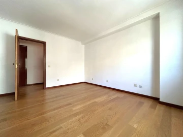 Apartamento T4 para Arrendamento em Aldoar, Foz do Douro e Nevogilde