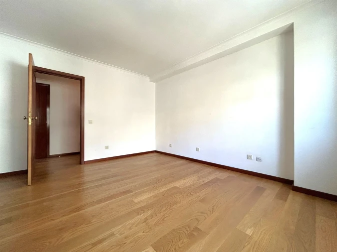 Apartamento T4 para Arrendamento em Aldoar, Foz do Douro e Nevogilde Foto 17