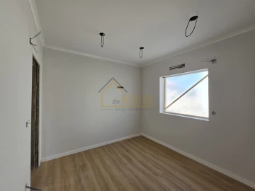 Moradia T2 para Venda em Miragaia e Marteleira