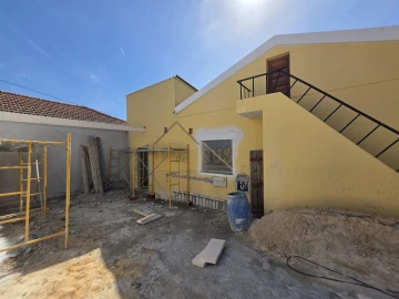 Moradia T2 para Venda em Miragaia e Marteleira