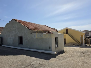 Moradia T2 para Venda em Miragaia e Marteleira