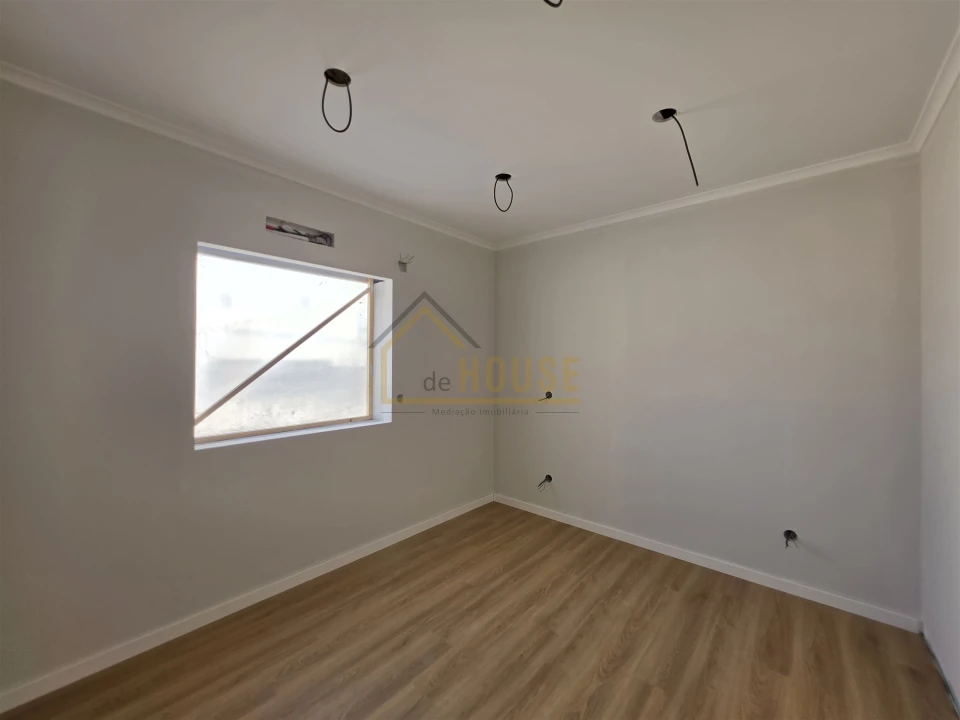 Moradia T2 para Venda em Miragaia e Marteleira Foto 4