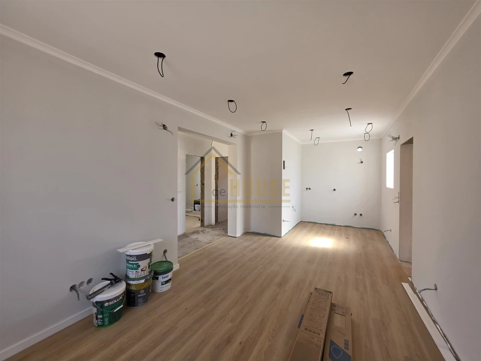 Moradia T2 para Venda em Miragaia e Marteleira Foto 1