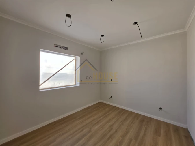 Moradia T2 para Venda em Miragaia e Marteleira Foto 4