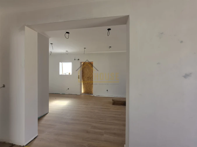 Moradia T2 para Venda em Miragaia e Marteleira Foto 9