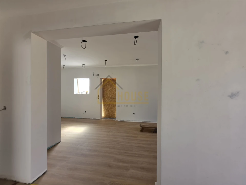 Moradia T2 para Venda em Miragaia e Marteleira Foto 9