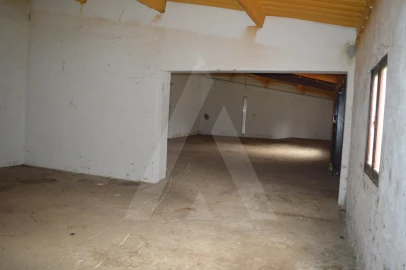 Armazém para Venda em Vilarinho do Bairro