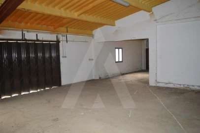 Armazém para Venda em Vilarinho do Bairro