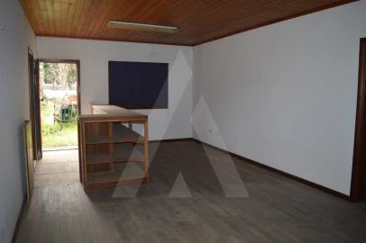 Armazém para Venda em Vilarinho do Bairro