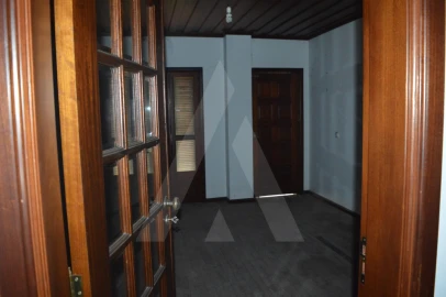 Armazém para Venda em Vilarinho do Bairro