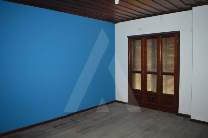 Armazém para Venda em Vilarinho do Bairro