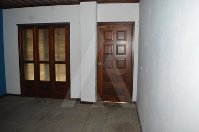 Armazém para Venda em Vilarinho do Bairro